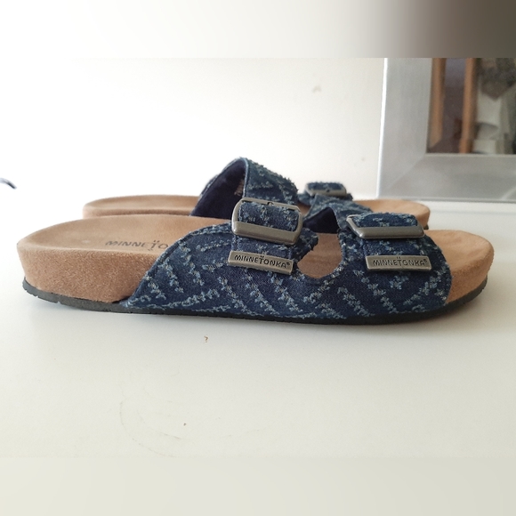 Minnetonka Denim Sandals. Size: 8 - Picture 6 of 7